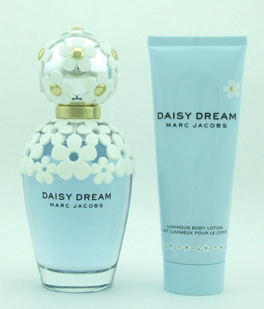 Daisy Dream by Marc Jacobs 2 pc Travel Set includes: EDT Spray 100 ml./ 3.4 oz. + Body Lotion 75 ml./ 2.5 oz. Damaged Box